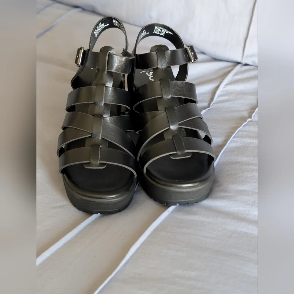 SO women's Black Strappy Block Heel Sandals Chunky Lug Sole Size 7.5 Med